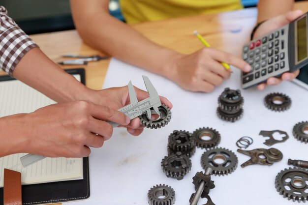 Vista ad alta angolazione delle persone che lavorano sul tavolo