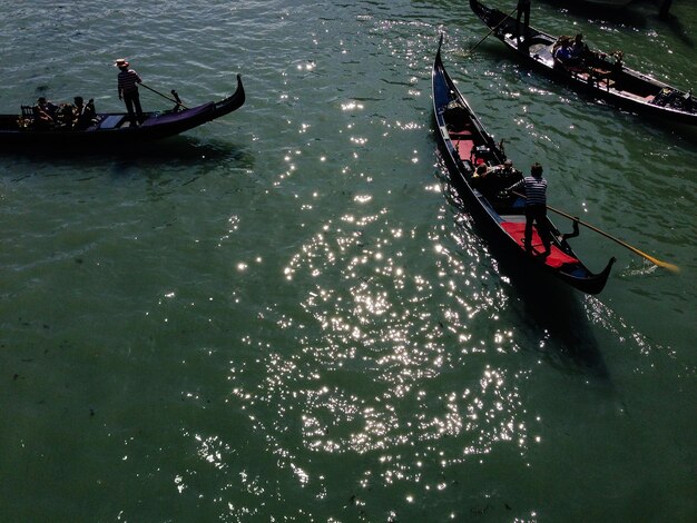 Vista ad alta angolazione delle persone su barche nel canale