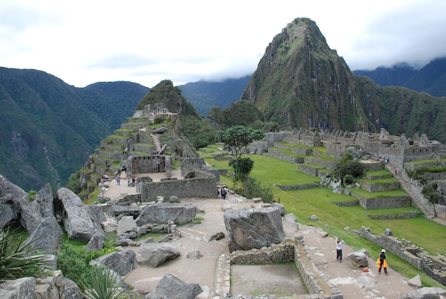 Vista ad alta angolazione delle rocce a Machu Picchu in tempo nebbioso