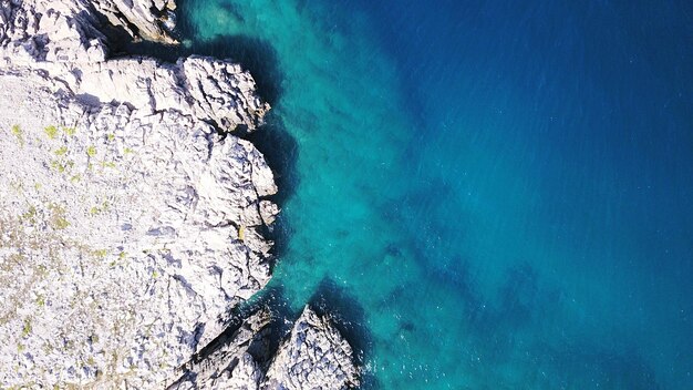 Vista ad alta angolazione delle rocce in mare