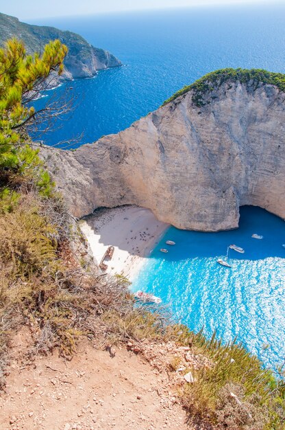 Vista ad alta angolazione delle rocce sulla riva del mare