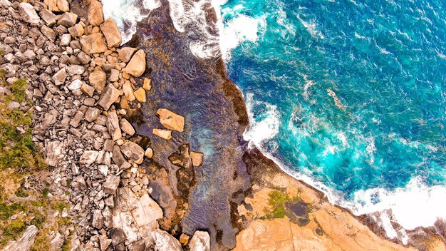 Vista ad alta angolazione delle rocce sulla spiaggia