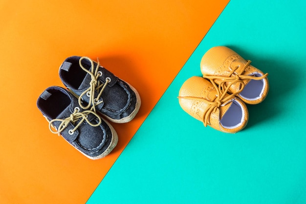 Vista ad alta angolazione delle scarpe del bambino su uno sfondo colorato