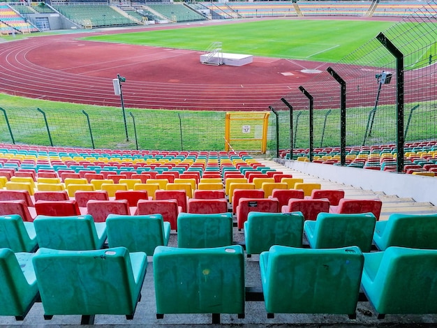 Vista ad alta angolazione delle sedie vuote nello stadio