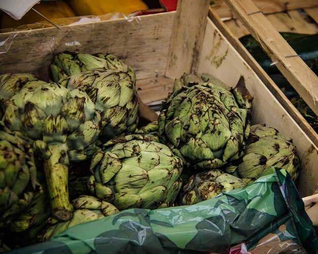 Vista ad alta angolazione delle verdure al mercato