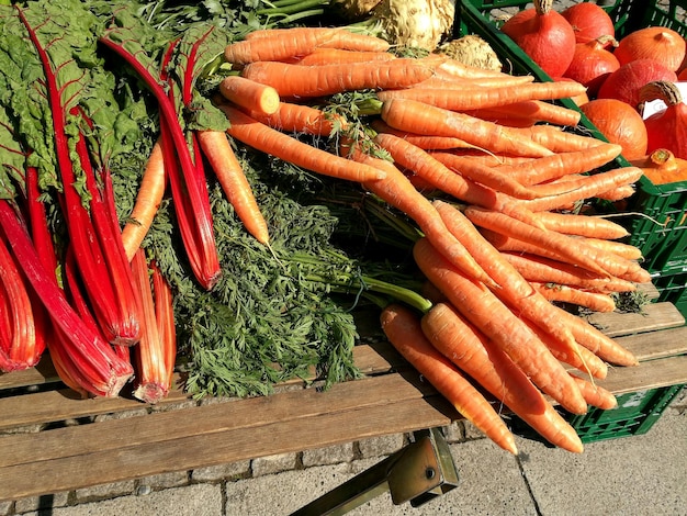 Vista ad alta angolazione delle verdure in vendita alla bancarella del mercato durante il giorno di sole