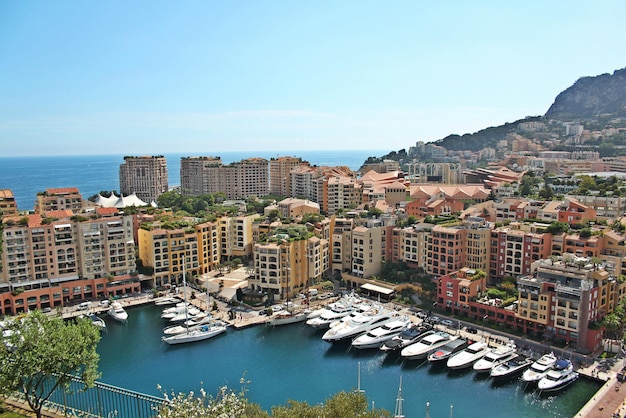 Vista ad alta angolazione dello yacht da edifici contro il cielo