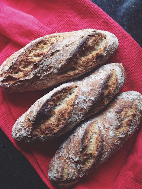 Vista ad alta angolazione di baguette francesi fatte in casa su tovagliolo