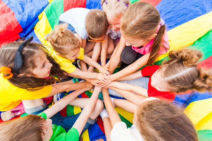 Foto vista ad alta angolazione di bambini che giocano con le persone