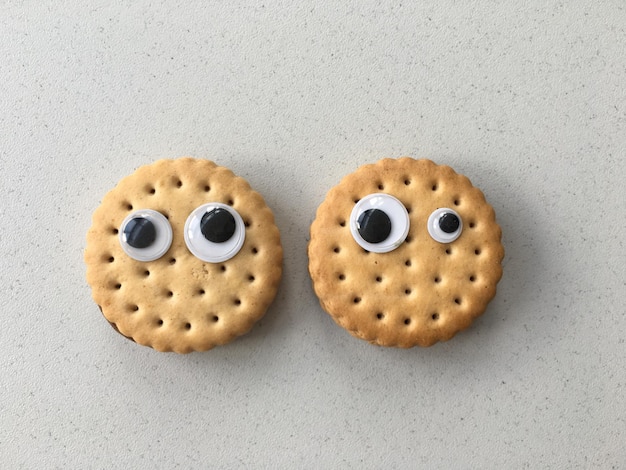 Vista ad alta angolazione di biscotti antropomorfi sul tavolo