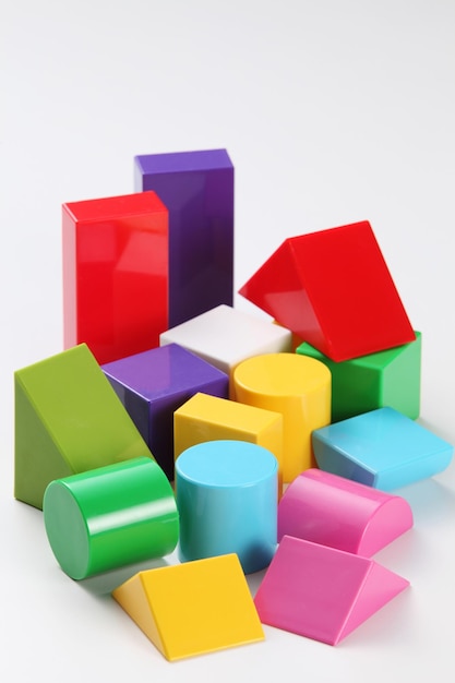 Vista ad alta angolazione di blocchi di giocattoli colorati su sfondo bianco