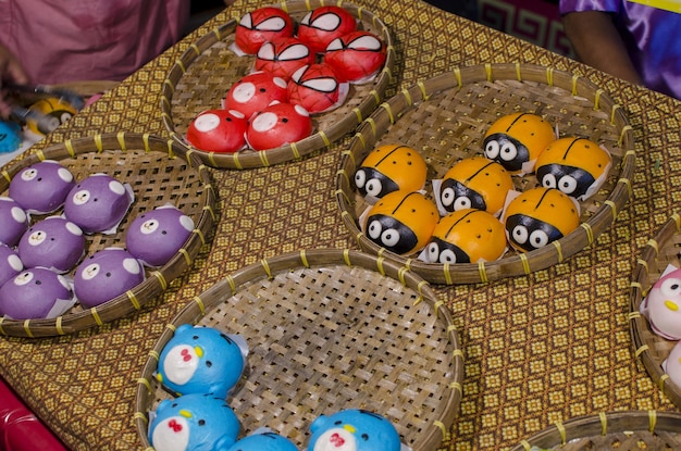 Vista ad alta angolazione di caramelle multicolori in vendita sul mercato