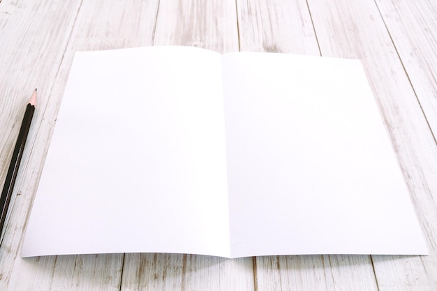 Vista ad alta angolazione di carta bianca con matita sul tavolo