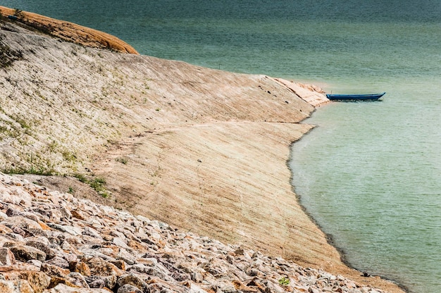 Vista ad alta angolazione di formazioni rocciose dal mare