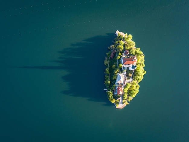 Vista ad alta angolazione di galleggiare sull'acqua