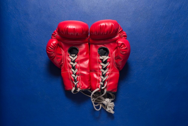 Vista ad alta angolazione di guanti di boxe rossi sul tavolo