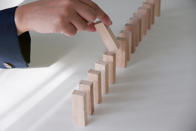 Vista ad alta angolazione di mano che gioca a blocchi di legno