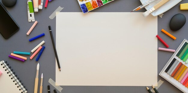 Vista ad alta angolazione di matite multicolori sul tavolo
