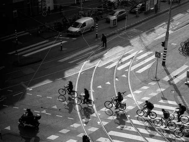 Vista ad alta angolazione di persone in bicicletta sulla strada in città