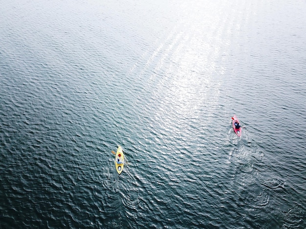 Vista ad alta angolazione di persone in kayak sul lago