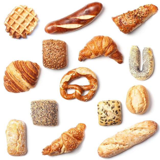 Vista ad alta angolazione di prodotti di pasticceria al forno su sfondo bianco