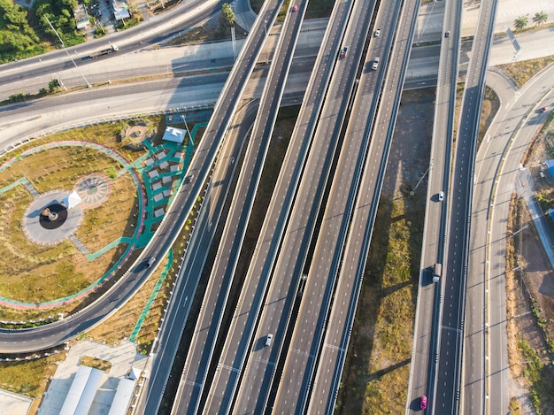 Vista ad alta angolazione di strada per strada in città