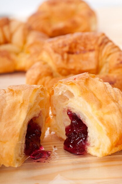 Vista ad alta angolazione di un croissant con marmellata