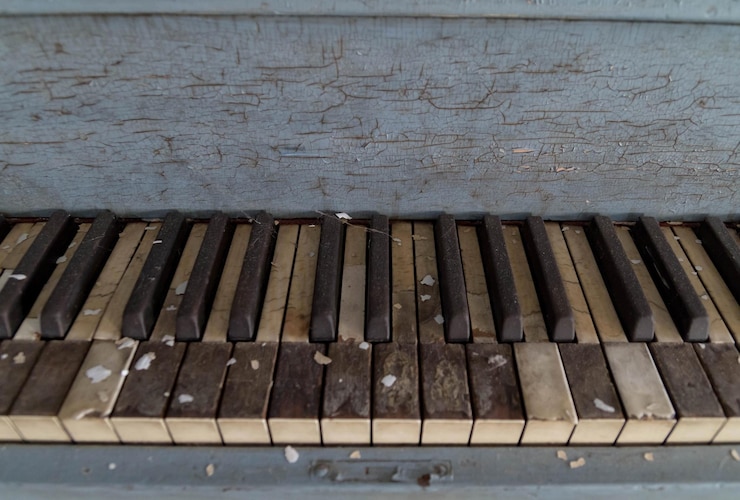 Foto vista ad alta angolazione di un pianoforte abbandonato