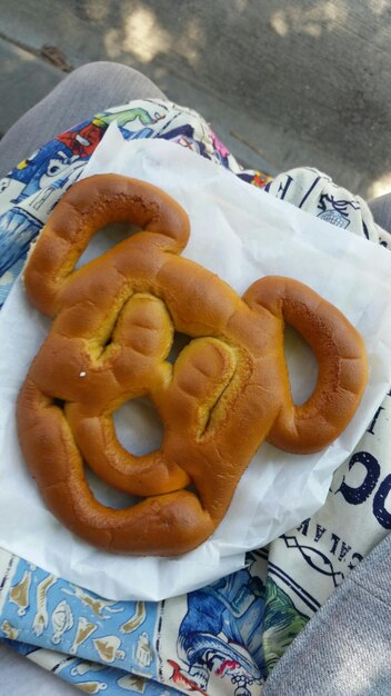 Vista ad alta angolazione di un pretzel a forma di animale su un tovagliolo