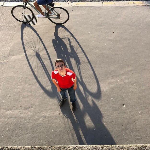 Vista ad alta angolazione di un uomo in bicicletta