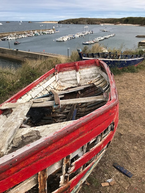 Vista ad alta angolazione di una barca abbandonata ormeggiata sulla spiaggia
