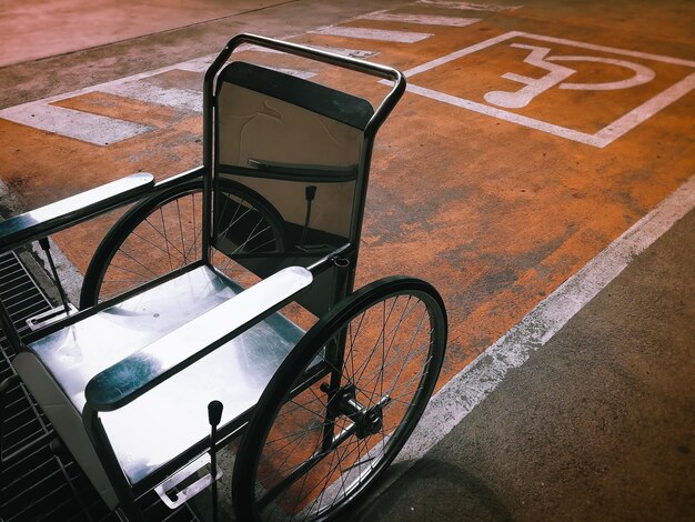 Vista ad alta angolazione di una bicicletta in strada