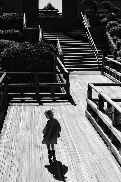 Vista ad alta angolazione di una donna che cammina sulle scale