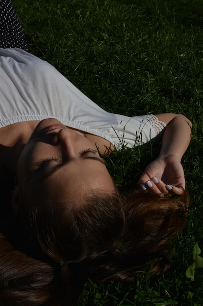 Vista ad alta angolazione di una donna che dorme sull'erba