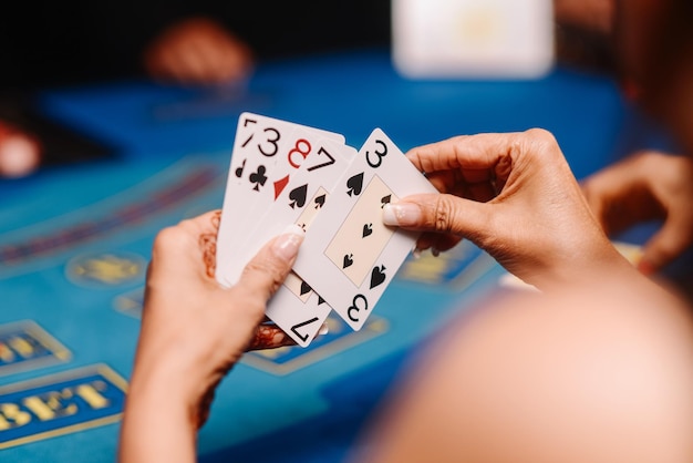 Vista ad alta angolazione di una donna che gioca a carte