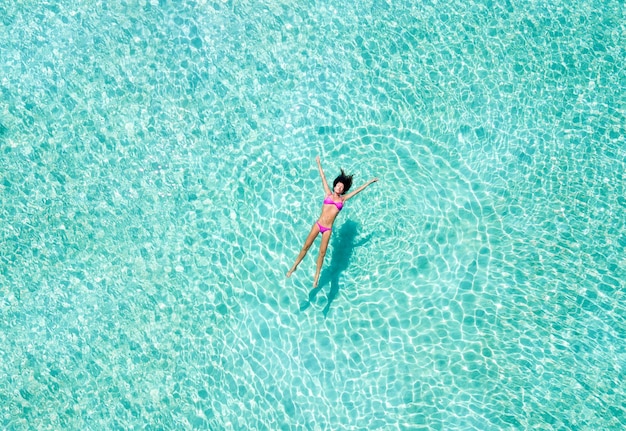Vista ad alta angolazione di una donna che nuota in piscina
