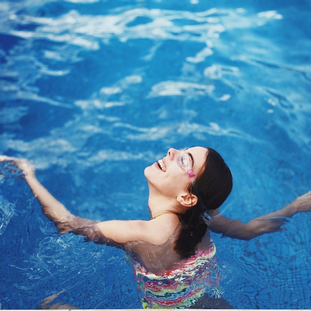 Vista ad alta angolazione di una donna che nuota in piscina