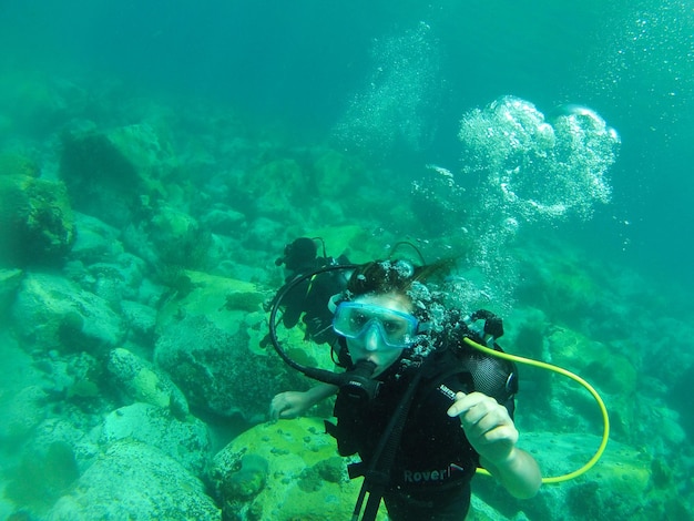 Vista ad alta angolazione di una donna che si immerge in mare