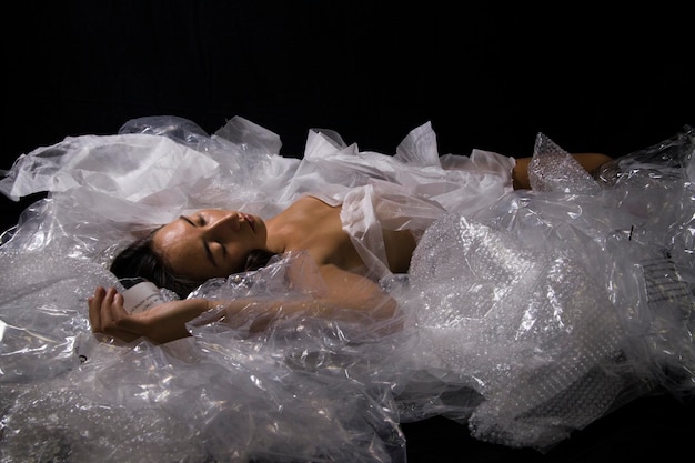 Vista ad alta angolazione di una donna in plastica