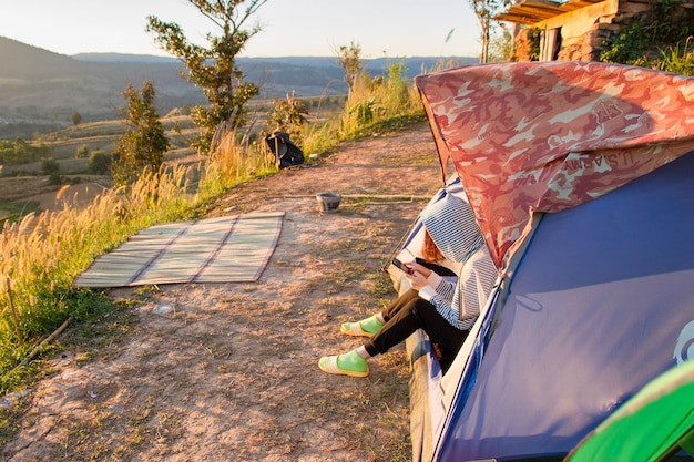 Vista ad alta angolazione di una donna in tenda sulla montagna