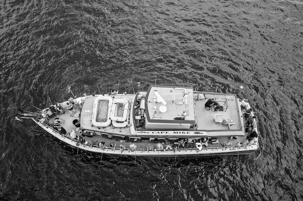 Vista ad alta angolazione di una nave in navigazione in mare