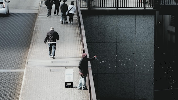 Vista ad alta angolazione di una persona che soffia bolle sul ponte