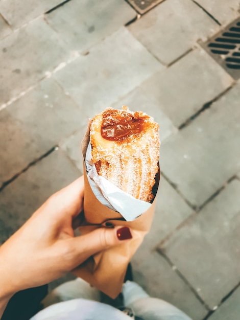 Vista ad alta angolazione di una persona che tiene il gelato sul sentiero