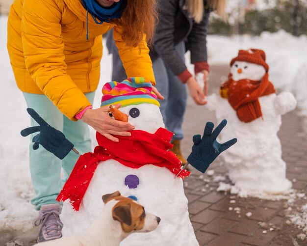 Vista ad alta angolazione di una ragazza che gioca con un giocattolo sulla neve