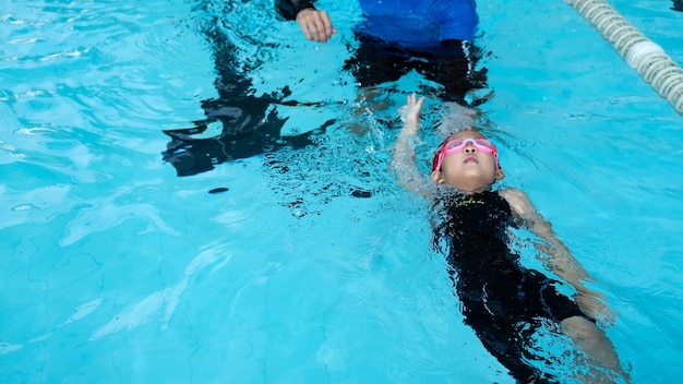 Vista ad alta angolazione di una ragazza che nuota in piscina