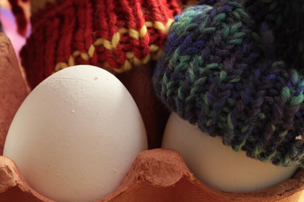 Vista ad alta angolazione di uova con cappello in scatola