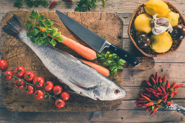 Vista ad alta angolazione di vari alimenti sulla tavola