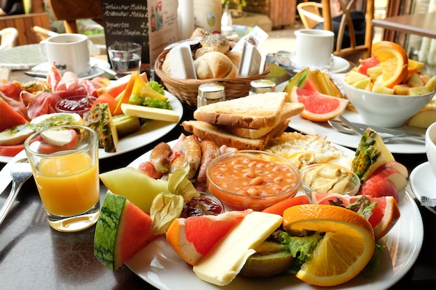 Vista ad alta angolazione di vari cibi sul tavolo del ristorante