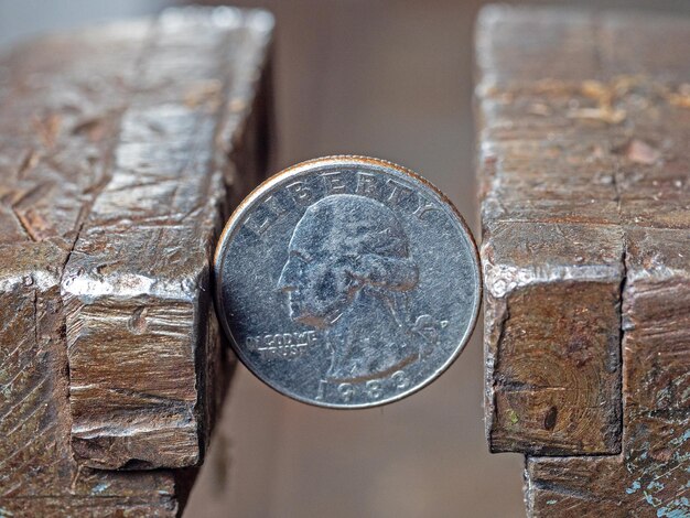 Vista ad alta angolazione di vecchie monete su legno