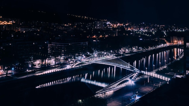 Vista ad alta prospettiva a lunga esposizione del ponte Zubizuri di notte a Bilbao in Spagna